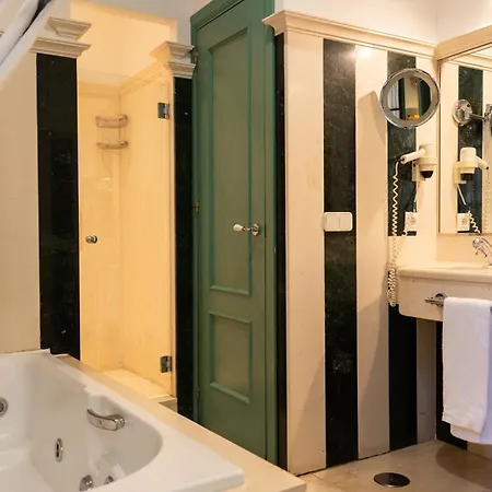 מלון Casas De La Juderia 4*